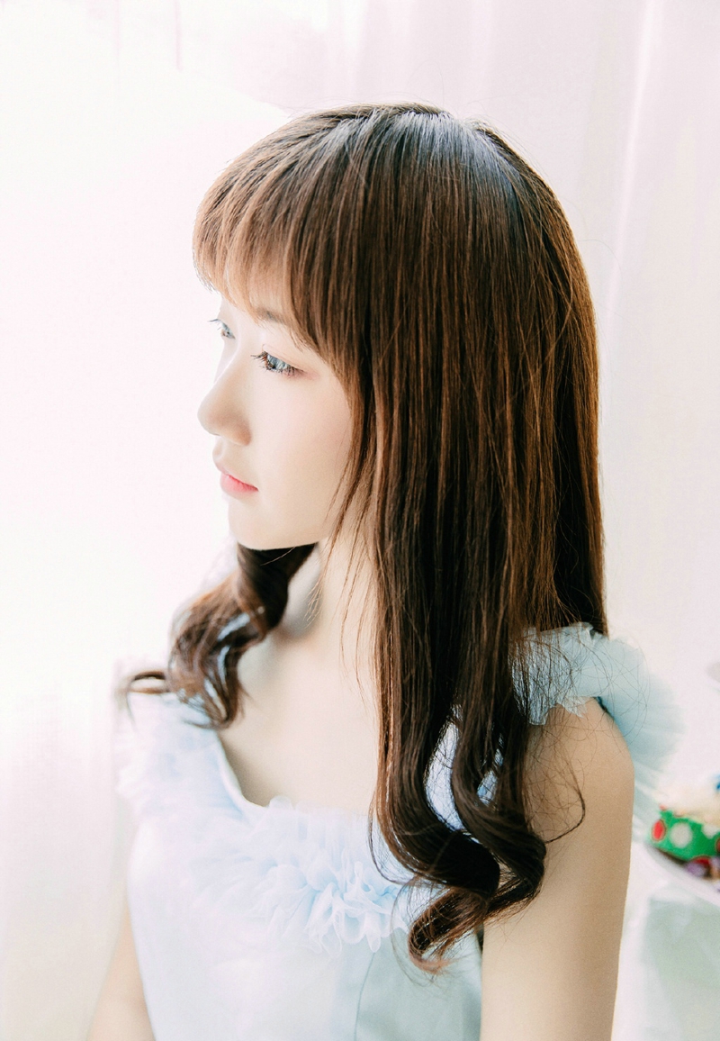 被花簇拥的清新女孩白皙甜美