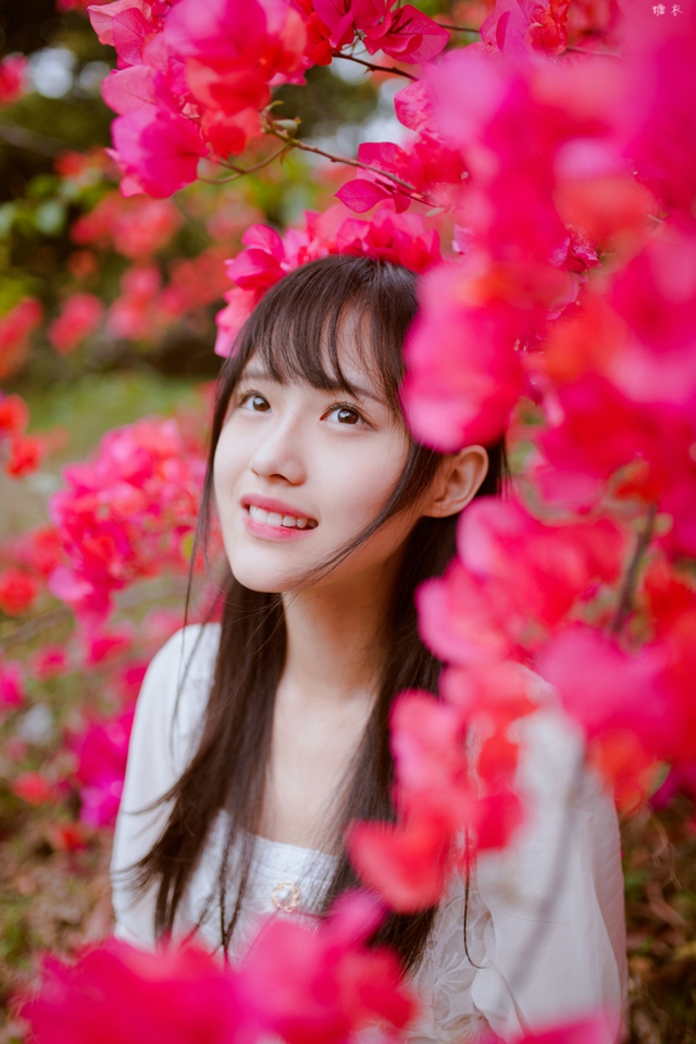 被花簇拥的清新女孩白皙甜美