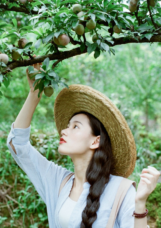 甜美女孩河边散步杂拍私房照写真图片下载