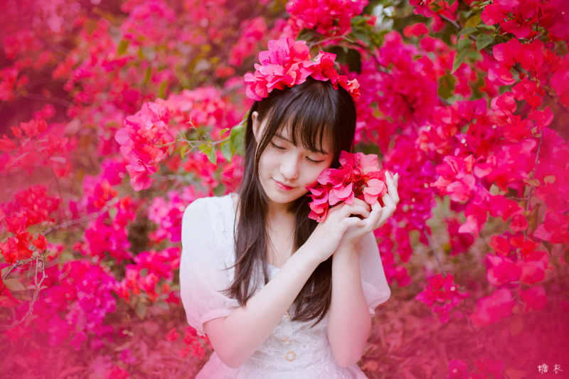 被花簇拥的清新女孩白皙甜美