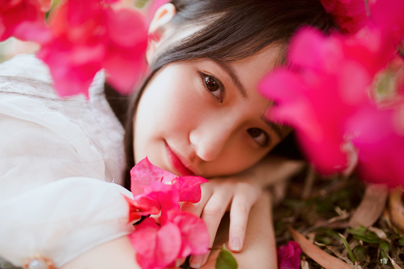 被花簇拥的清新女孩白皙甜美