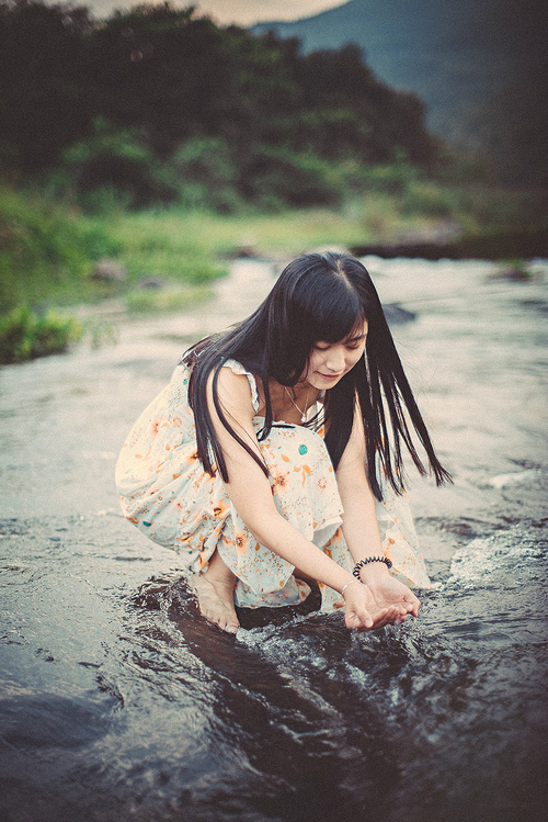 爱美少女巨胸深沟**挑逗你的芳心图片下载