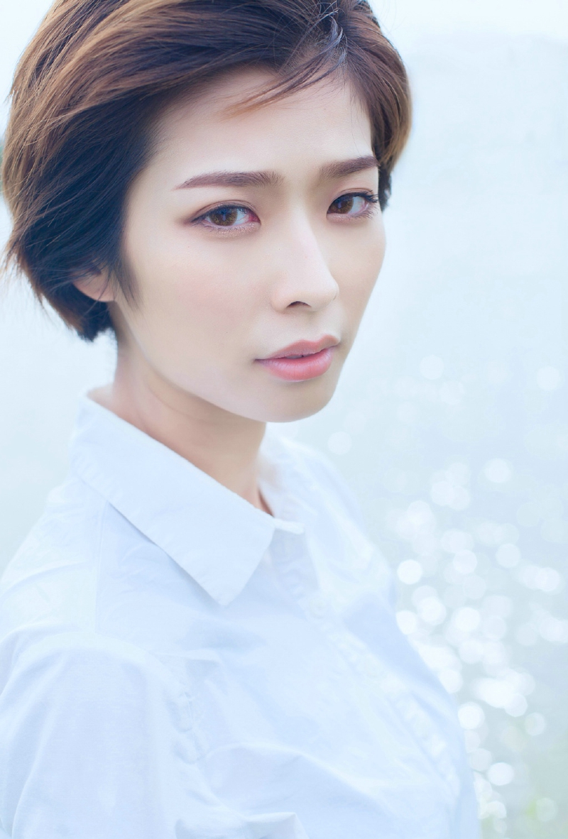 低胸**的性感红衣美女****户外唯美写真