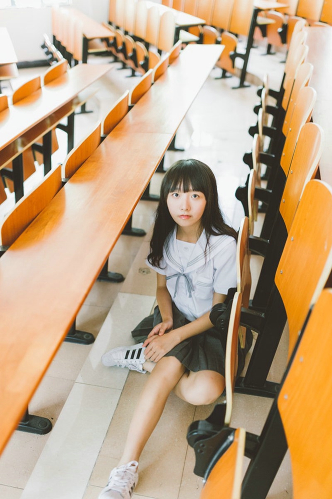 低胸**的性感红衣美女****户外唯美写真