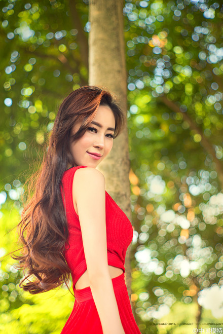 低胸**的性感红衣美女****户外唯美写真