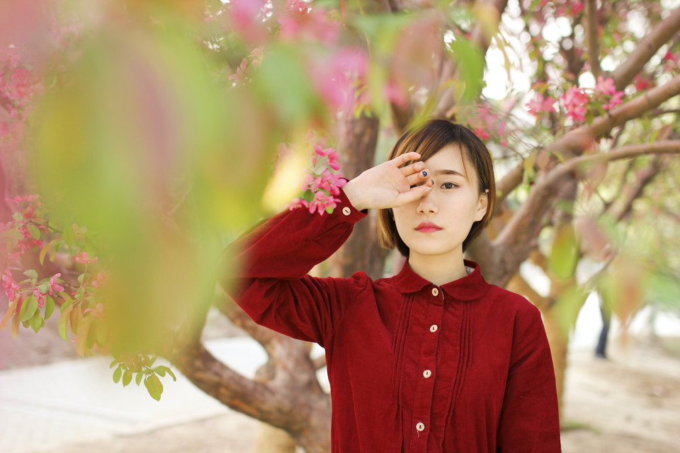 低胸**的性感红衣美女****户外唯美写真