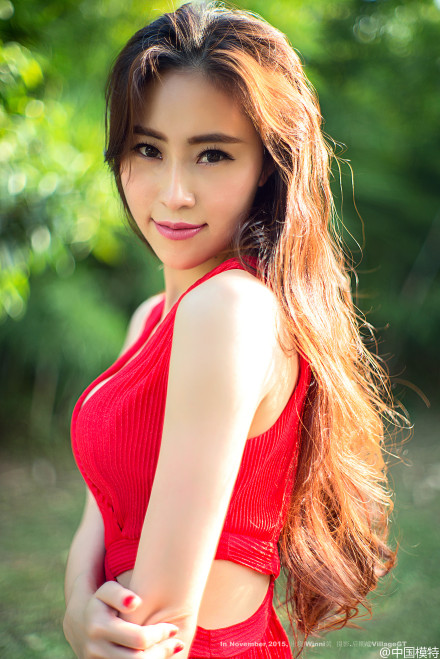 低胸**的性感红衣美女****户外唯美写真