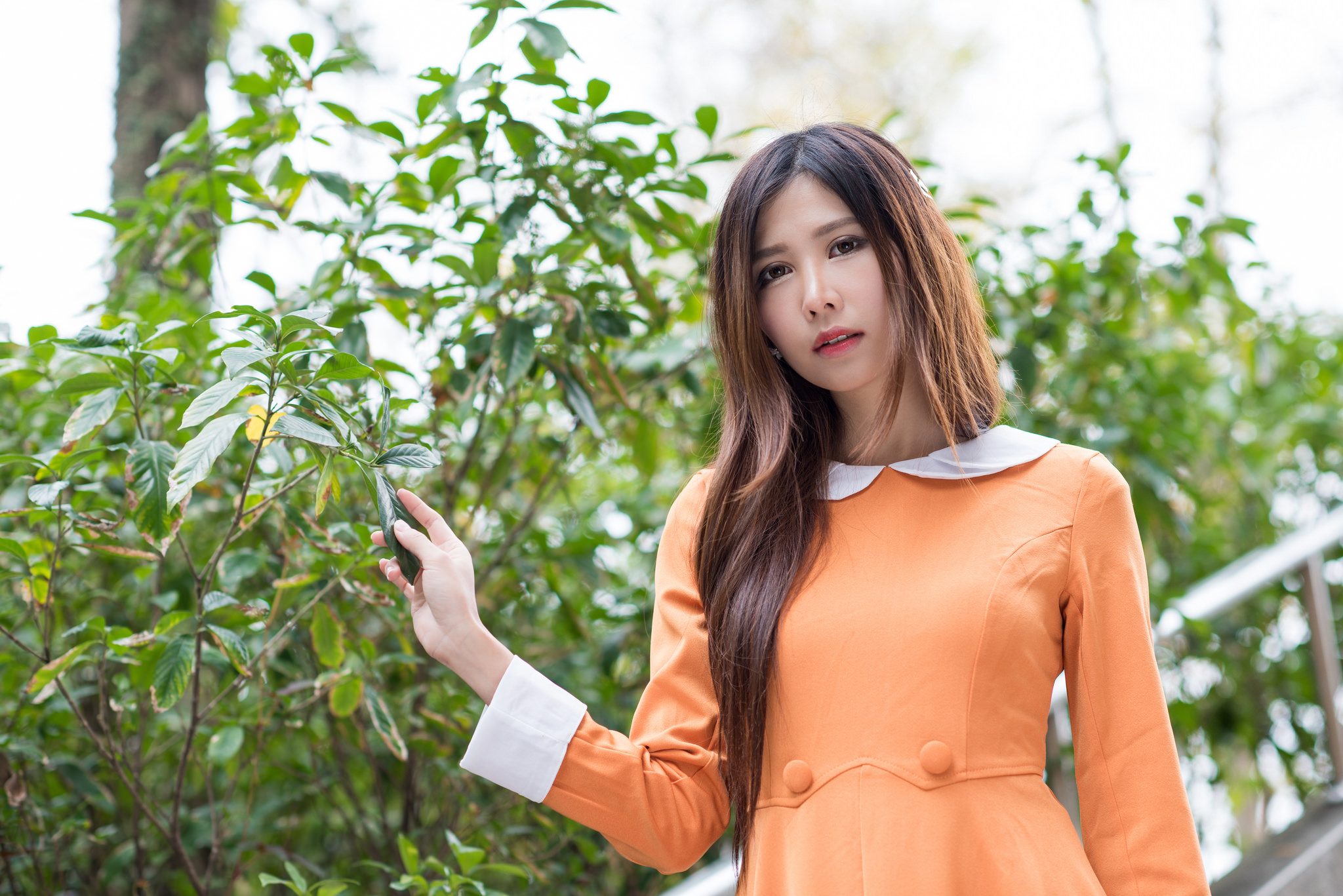 低胸**的性感红衣美女****户外唯美写真