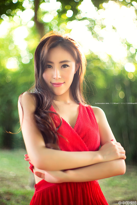 低胸**的性感红衣美女****户外唯美写真