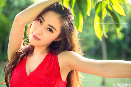 低胸**的性感红衣美女****户外唯美写真