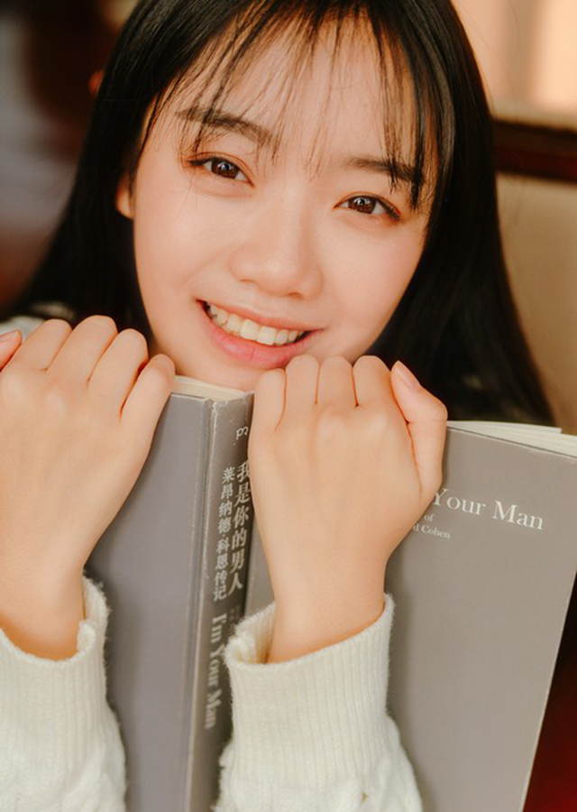 性感教师学校操场大尺度撩人姿势性感翘臀美女图片