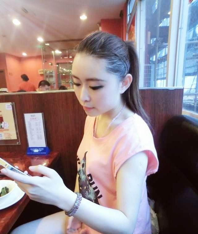 大眼MM纯白小性感私房图清纯私房美女图片