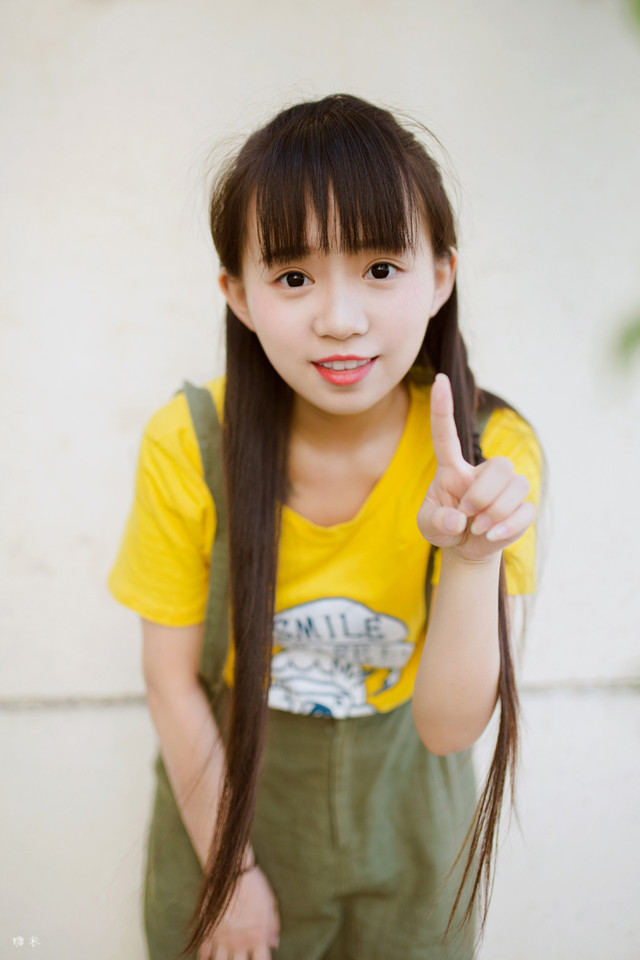 大眼长发美女小清新软妹室外写真图片合集