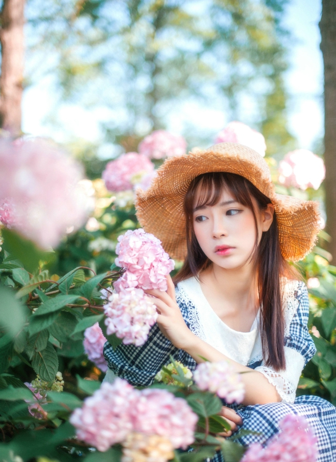 泳池里的性感比基尼白皙粉嫩美女极致喷血诱惑户外人体艺术图集
