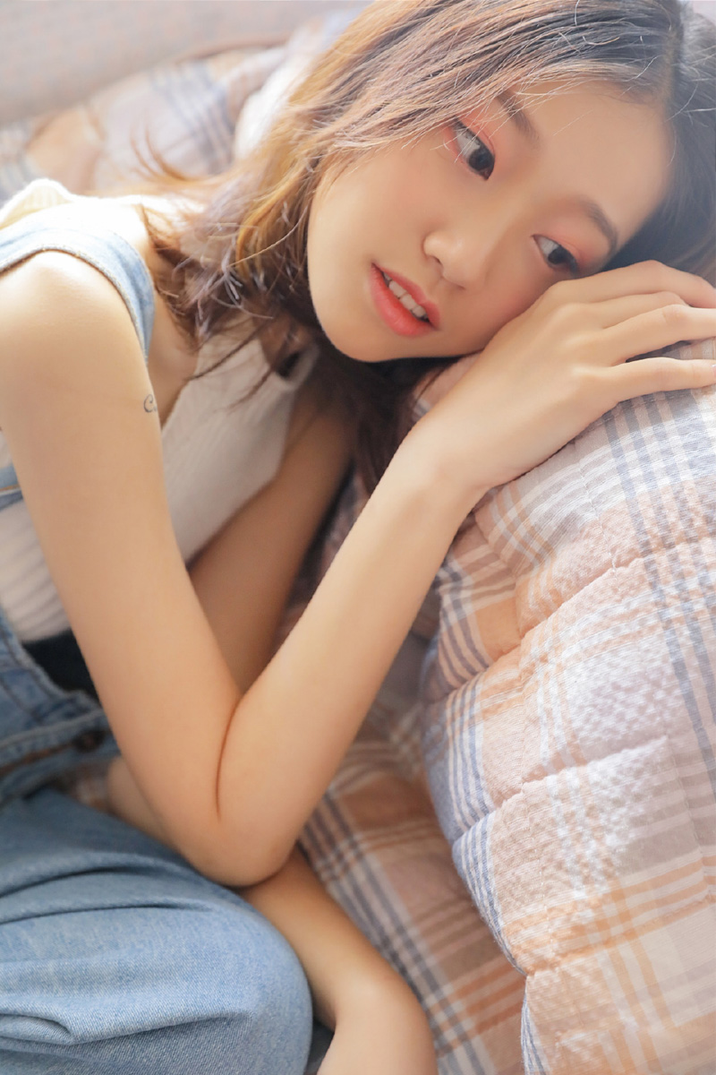 躺在浴缸中的皮肤白皙美腿美女粉嫩连体睡衣紧致身材性感美胸写真图片(五)