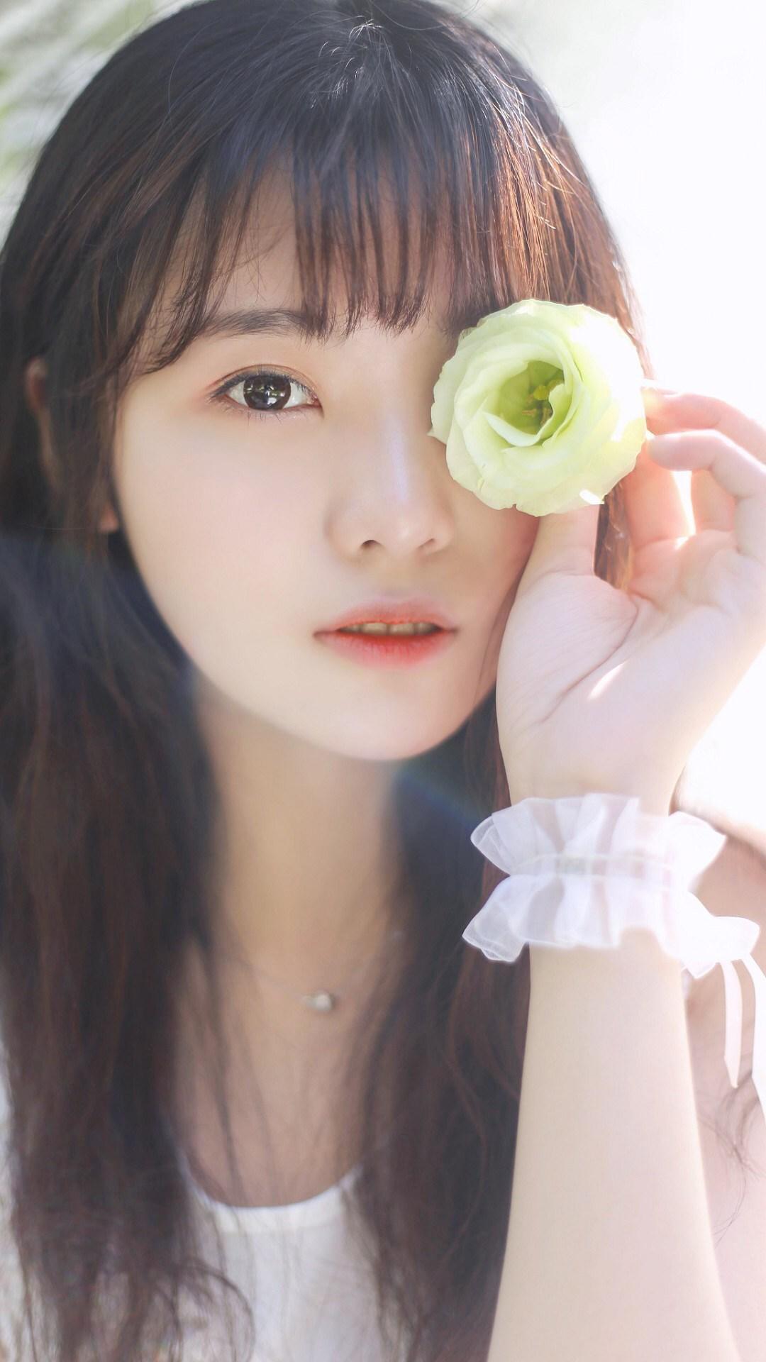 躺在浴缸中的皮肤白皙美腿美女粉嫩连体睡衣紧致身材性感美胸写真图片(四)