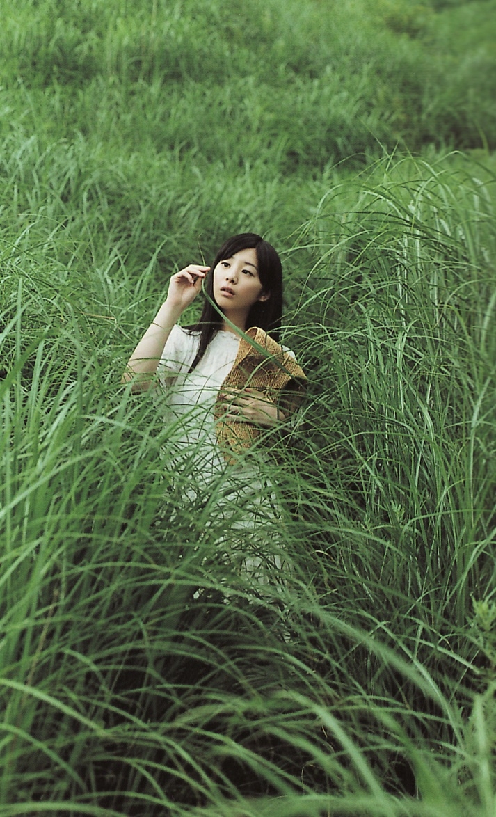 躺在浴缸中的皮肤白皙美腿美女粉嫩连体睡衣紧致身材性感美胸写真图片(三)
