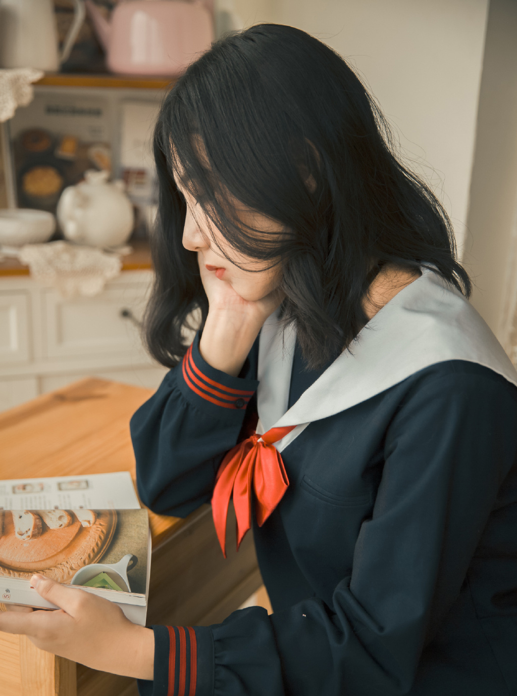 躺在浴缸中的皮肤白皙美腿美女粉嫩连体睡衣紧致身材性感美胸写真图片(二)