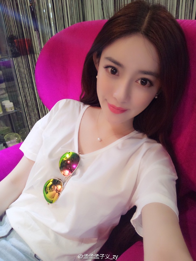 酒吧里粉嫩小清晰的清纯美女纯纯可人的香滑诱惑人体写真图片