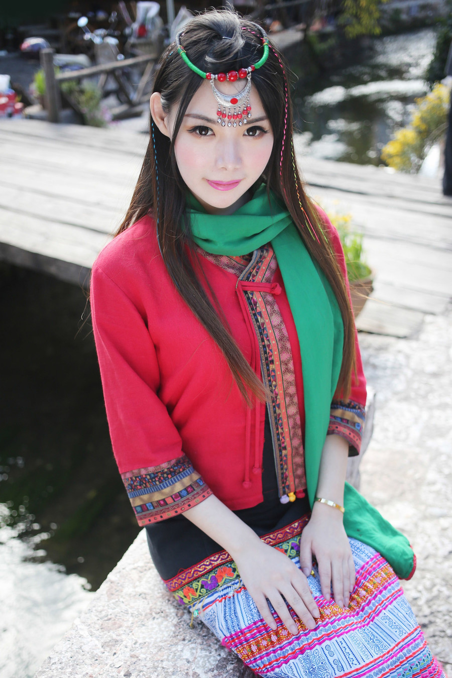 古镇里穿着鲜艳民族服饰的大眼睛美女性感迷人户外人体艺术写真