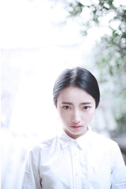 酥胸诱惑的中戏校花刘子璇红色装性感带劲的私房风情秀写真