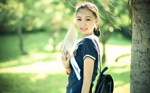 爱吃苹果的清纯大眼美女丰满胸部引人遐想大胆诱惑私房照（2）