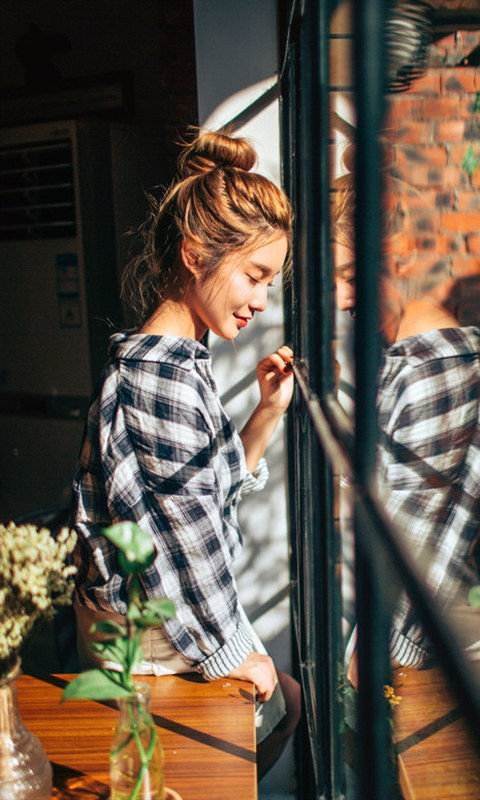 大眼萌妹美女性感嘟嘟嘴居家休闲床上私房写真图片