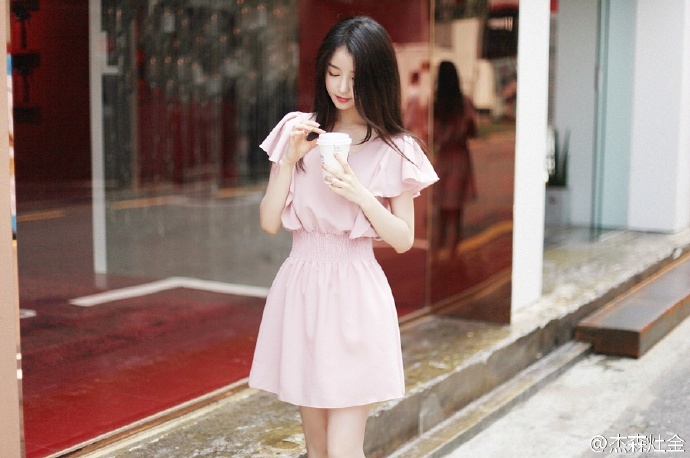 大眼睛厚红唇的比基尼女郎性感私房大胆人体艺术写真(二)