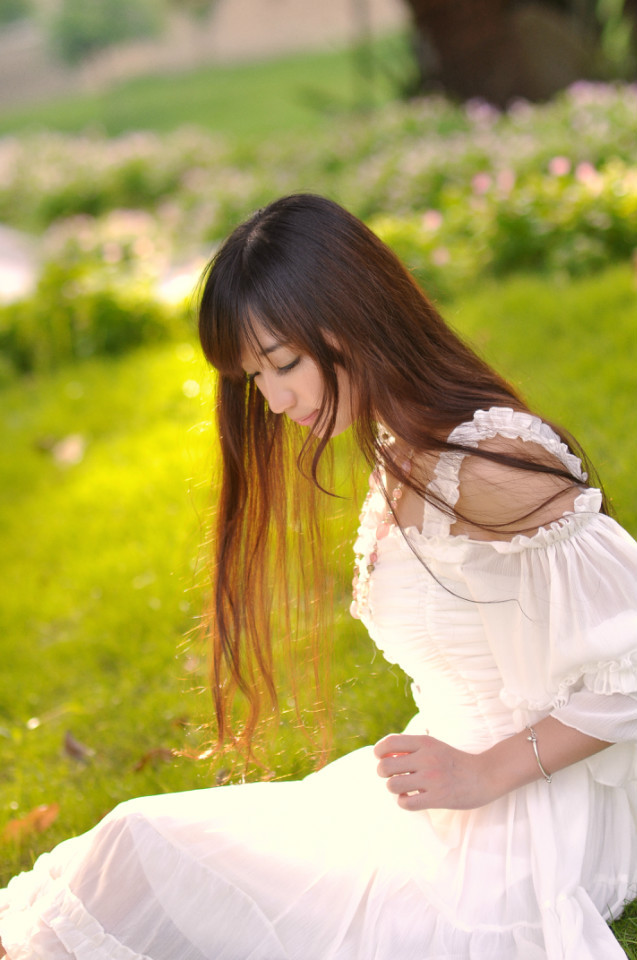 乳白肌肤美女校花草丛甜美诱惑照片唯美户外写真合集(一)