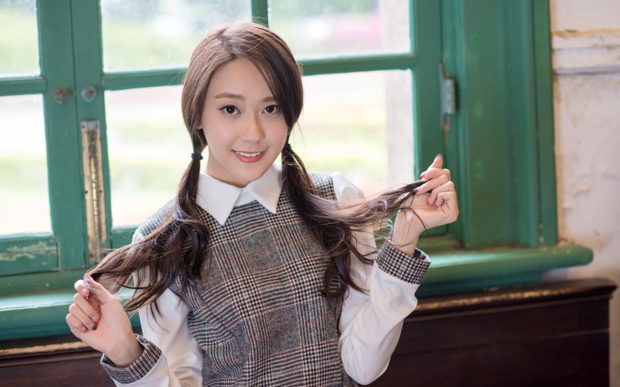 孙敬媛露胸秀美背美腿 冬日大方露肉