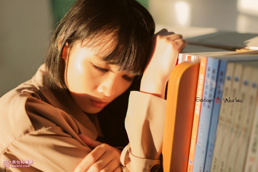 校花级美女  图书馆里的女神级学霸