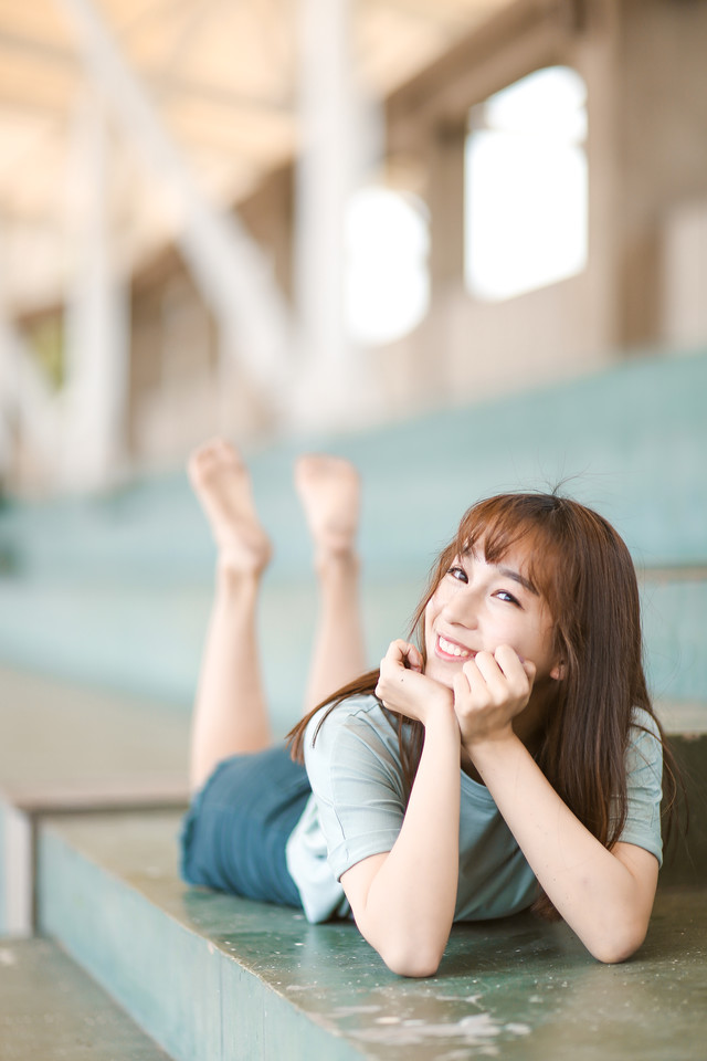 粉嫩的小美女 丰满美胸床上写真