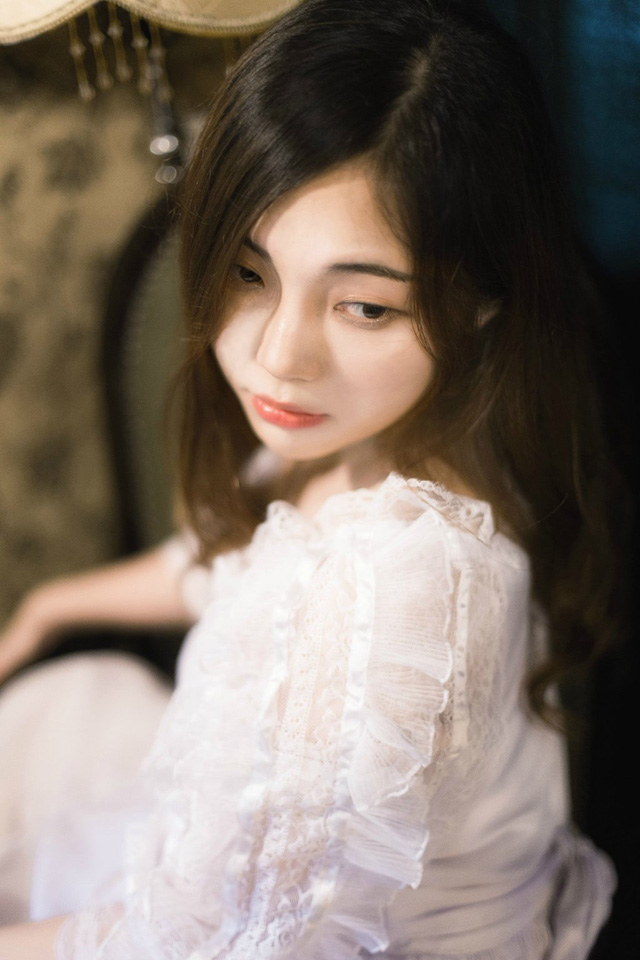 内衣粉嫩美女爱上泡花瓣澡 雪白美肌美女