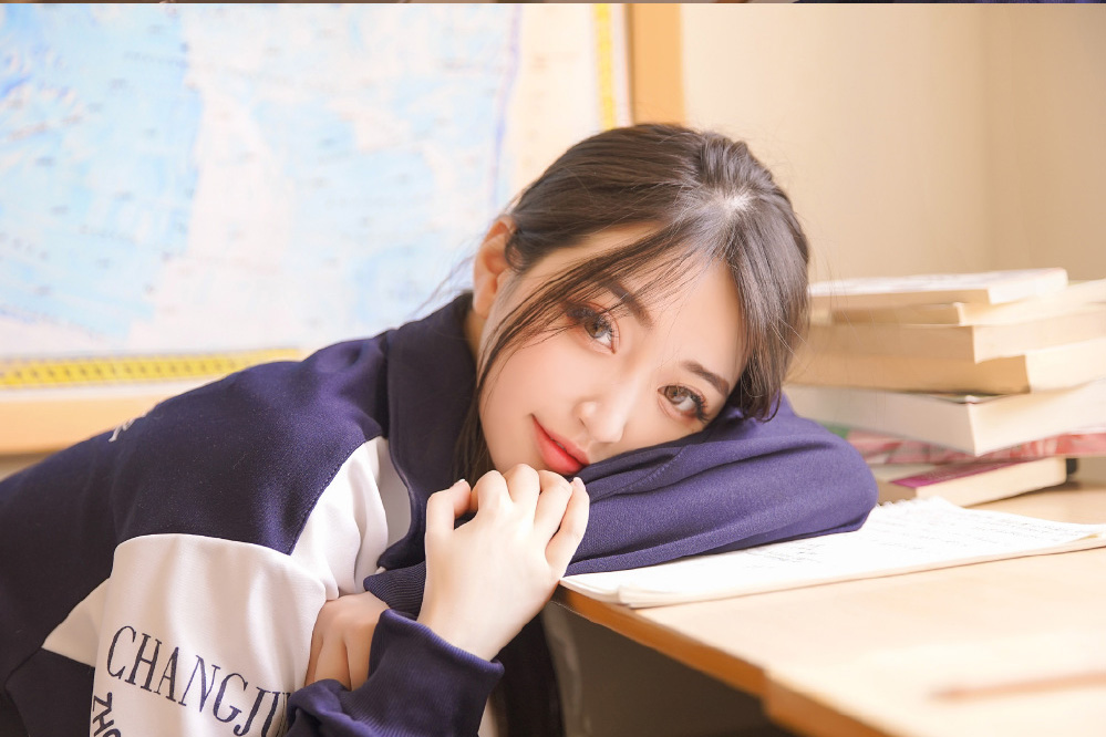 巴西足球宝贝阿莲动感写真 胸部浑圆秀翘臀
