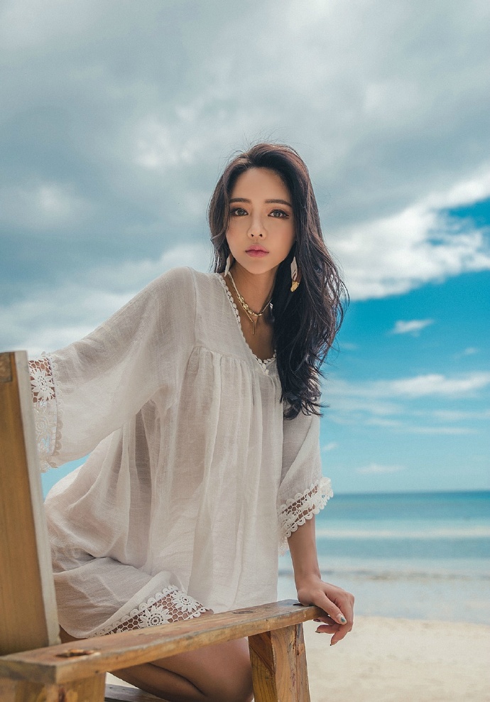 海边沙滩美女魅力迷人写真图片
