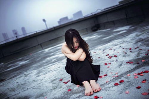 事业线隐现的酥胸美女优雅性感写真图片