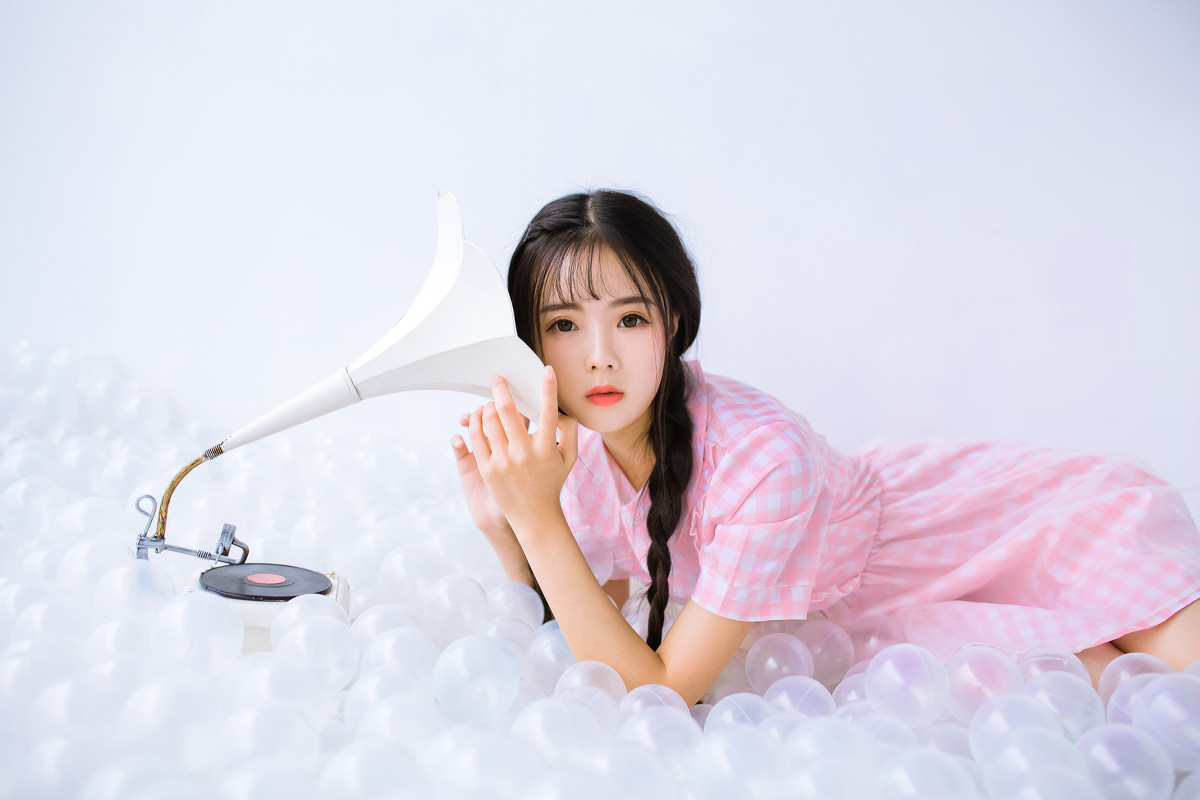 睡衣美女性感白丝美腿大胆写真 第二辑