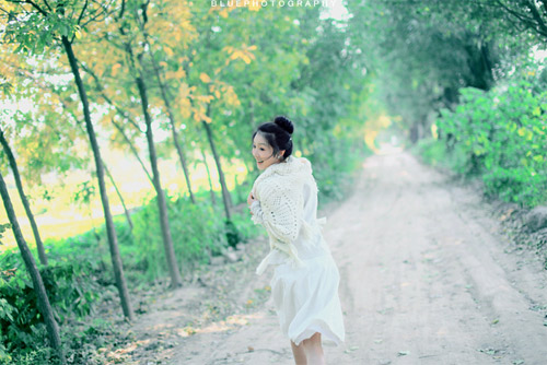 清新美女条纹睡衣居家写真图片