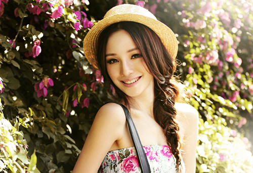 足球宝贝徐茜儿  性感的比基尼美女