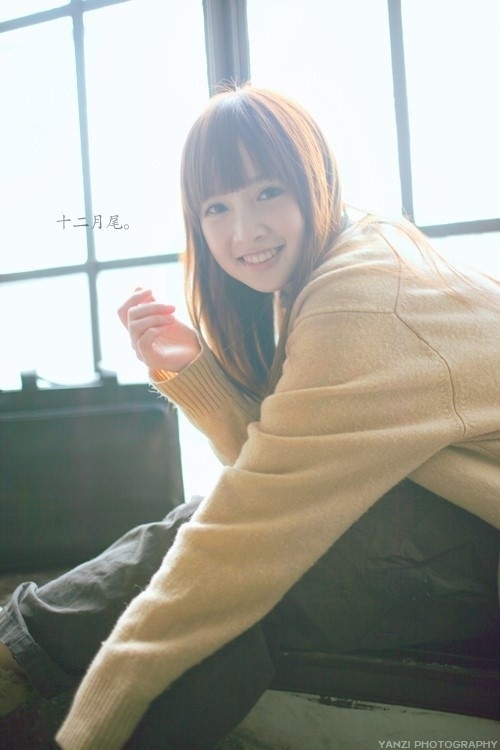 清纯女神撕破黑色丝袜户外诱惑美腿写真