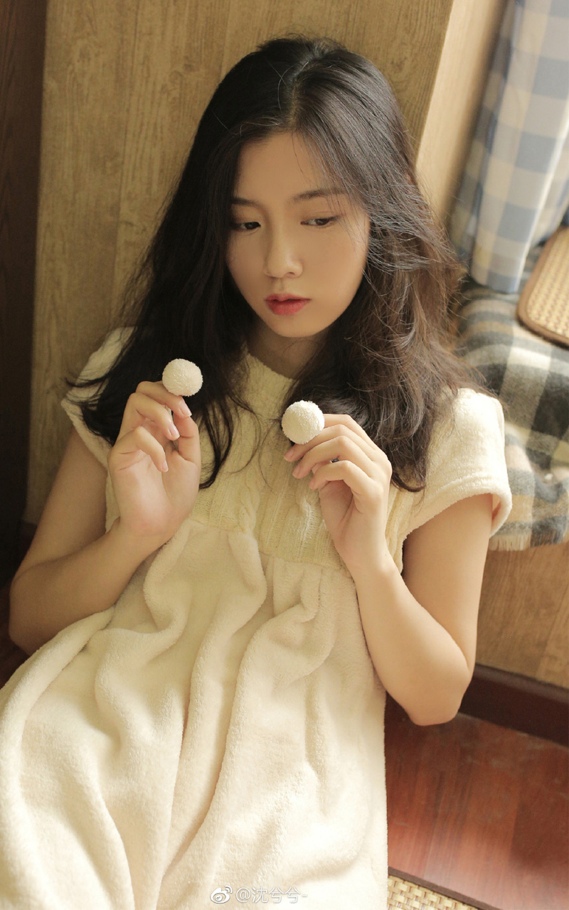 清纯美女黑丝街拍写真诱惑图片