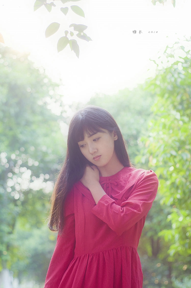 校花美女红色长裙清纯如水唯美写真图片下载